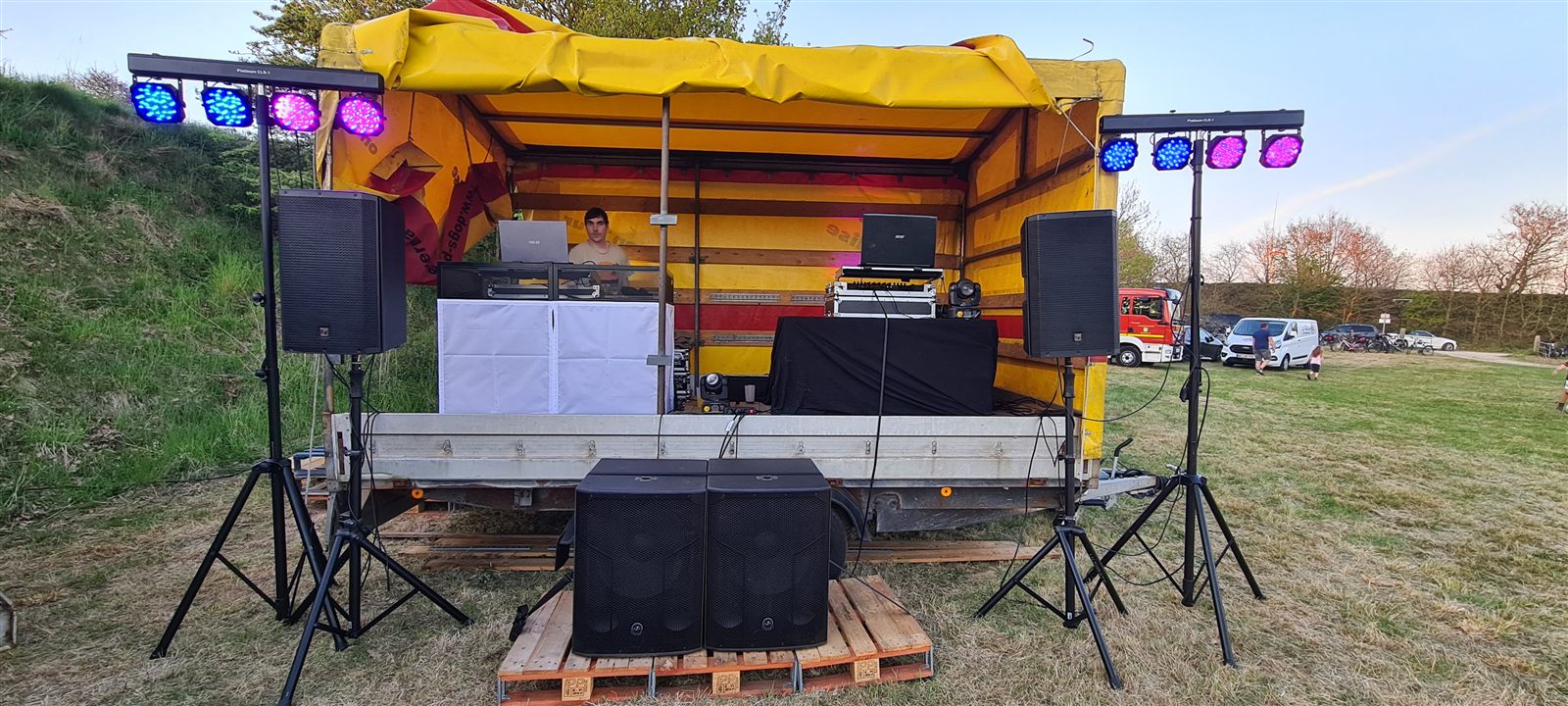 Open-Air-Bühne beim Maifeuer